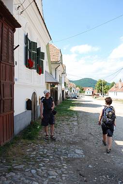 Rano w masywie Paring, szczyt z tyu ma nieco ponad 2400 mnpm